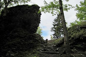 Vyčištěné bylo i okolí hradu (© Ludvík Chmelka, 05/2014)