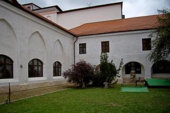 opravená fasáda od rajského dvora (© Petr Pospíšil, 09/2013)
