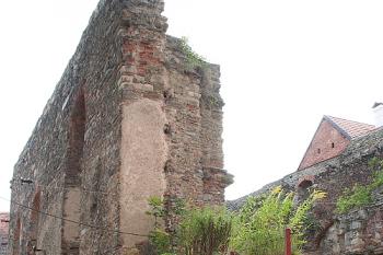 Severní stěna bývalého klášterního kostela (© Ivan Grisa, 08/2008)