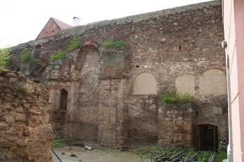 Jižní stěna bývalého klášterního kostela (© Ivan Grisa, 08/2008)