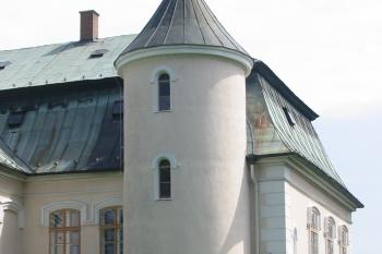 Malá věž a stabilizující opěrná zeď v jz. nároží zámku (© D Dohňanský, 05/2015)