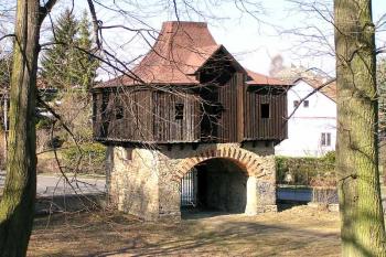 Zámecká brána ( © Luděk Pitter 04/2005)