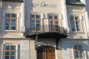 Vysunutý litinový balkón nad hlavním vstupem (© D Dohňanský, 01/2017)