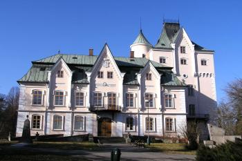 vstupní průčelí tzv. nového zámku ve Studénce ( © Jan P. Štěpánek 02/2008)