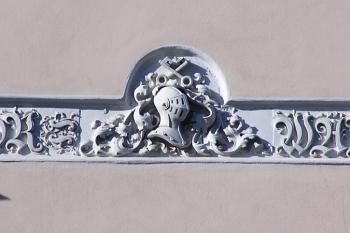 rodové heslo Blücherů z Wahlstadtu  (Vorvärts - vpřed) nad vstupem do nového zámku ( © Jan P. Štěpánek 02/2008)