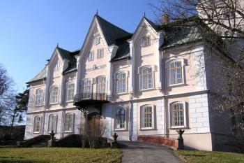 vstupní průčelí patrové části tzv. nového zámku ( © Jan P. Štěpánek 02/2008)