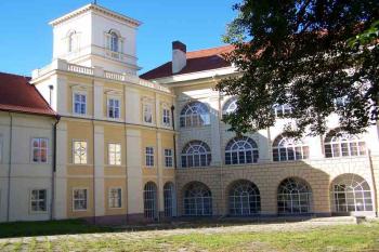 Velké nádvoří zámku (© Vladimír Studecký 09/2005)