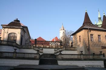 Ptačí schody, v pozadí věž zámeckého kostela Povýšení sv. Kříže (© Ivan Grisa, 12/2008)