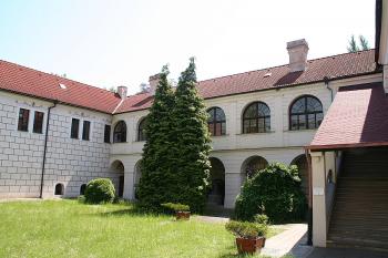 Zadní nádvoří zámku ( © Ivan Grisa 05/2009)