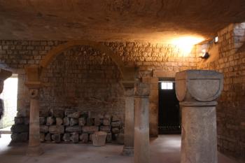 Krypta bývalého klášterního kostela: pohled k západu ( © Ivan Grisa 05/2010)