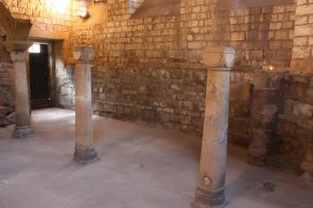 Krypta bývalého klášterního kostela: severozápadní kout ( © Ivan Grisa 05/2010)