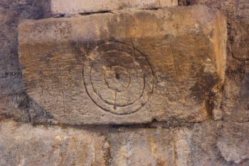 Krypta bývalého klášterního kostela: symbol počátku světa ( © Ivan Grisa 05/2010)