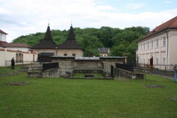 Základy bývalého klášterního kostela: pohled od západu ( © Ivan Grisa 05/2010)