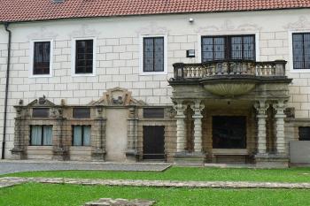 detail balkónu ve dvoře (© de.ardoise, 08/2010)
