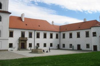 jižní část hradního nádvoří (© D Dohňanský, 04/2016)