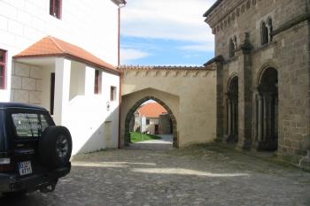 průchod do podzámčí,který spojuje  baziliku a sev.trakt, kde je hlavní zámecký vchod (© D Dohňanský, 04/2016)