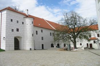 sev.část nádvoří (© D Dohňanský, 04/2016)
