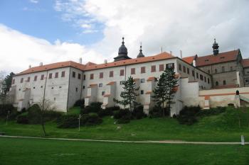 pohled na zámecký /hradní/ komplex od jihu (© D Dohňanský, 04/2016)