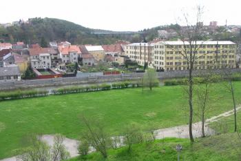 pohled ze zámeckého návrší na řeku a město na jihu (© D Dohňanský, 04/2016)
