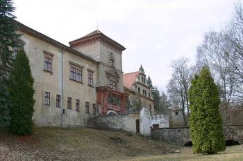 Původně hlavní vstupní průčelí od města ( © Petr Turyna 04/2006)