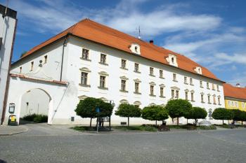 zámek z náměstí ( © Milan Caha 07/2009)