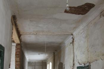 chodba vedoucí ze sálu (© Daniela Fantová, 08/2010)