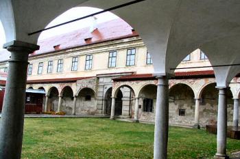arkádové ochozy prvního nádvoří ( © Pavel Zany Komárek 16/10/2004)