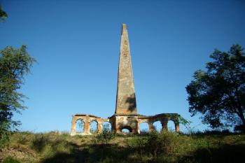 zámecký krajinářský park - obelisk (© Petr Pospíšil, 09/2015)