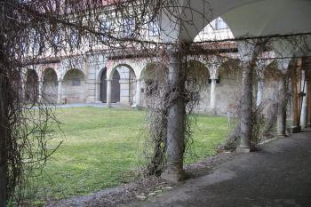 arkády 1. nádvoří, mezi nima brána do 2.nádvoří (© D Dohňanský, 03/2016)
