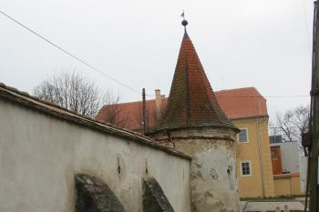 Jižní ohradní zeď s opěráky a dekorativní baštou (© D Dohňanský, 03/2016)