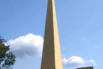 opravený obelisk v zámeckém parku (© Jaroslav Špiroch, 08/2017)