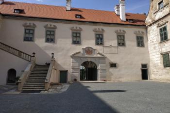 Opravené sev. křídlo /včetně schodiště/ (© Dušan Dohňanský  07/2023)