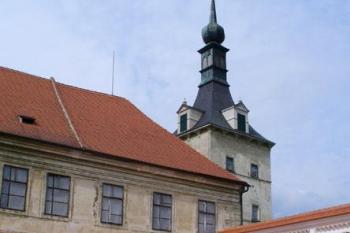 Uherčice - roh nádvoří s arkádami a věží tzv. Starého zámku (© Pavel Jarý,  03.08.2007)