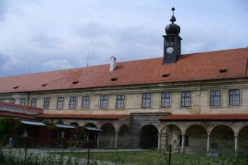 Uherčice - arkády na nádvoří zámku (© Pavel Jarý,  03.08.2007)
