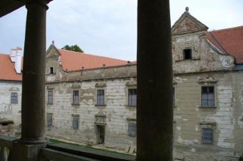 Uherčice - pohled na budovy Starého zámku z arkád druhého nádvoří (© Pavel Jarý,  03.08.2007)