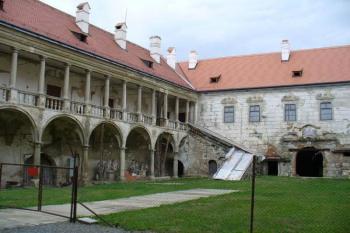Uherčice - druhé nádvoří zámku (© Pavel Jarý,  03.08.2007)