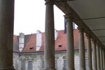 Uherčice - arkády na druhém nádvoří (© Pavel Jarý,  03.08.2007)
