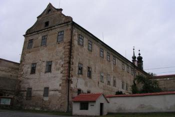 Zámek uherčice (© Michal Kiesel, 11/2007)