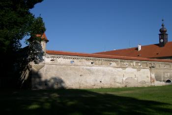 Východní stěna prvního nádvoří ( © Ivan Grisa 08/2005)