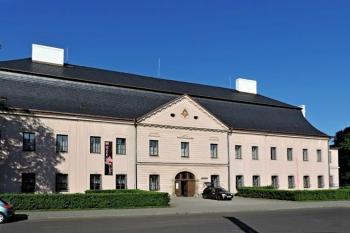 vstupní průčelí zámku (© Jan P. Štěpánek 07/2014)
