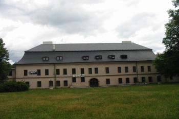 pohled na zadní "průčelí" zámku od jz. (© D Dohňanský, 07/2015)