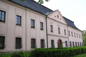 Hlavní průčelní fasáda zámku (© Jan P. Štěpánek 06/2006)