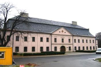 Vstupní průčelí zámku ( © Pavel Vítek 11/2006)