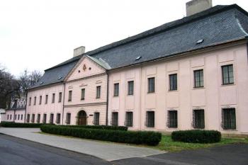 Hlavní průčelí zámku ( © Pavel Vítek 11/2006)