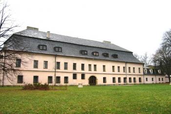Pohled na zámek z parku ( © Pavel Vítek 11/2006)