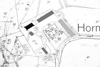 Zámek (černě) a budovy dvora (šedě) zakreslené do mapy Pozemkového katastru z počátku 20. století. ( © J. Tichánek a kolektiv: Šlechtická sídla na Frýdecko-Místecku, Alpress, Frýdek-Místek 2006)