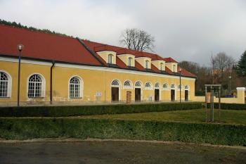 Sev. budova hospodářského dvora (© Dušan D. 12/2013)