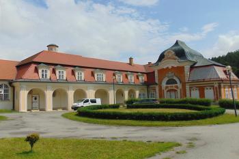 Původní západní křídlo s arkádou dostavěnou až ve 20 stol. (© Dušan Dohňanský  07/2021)