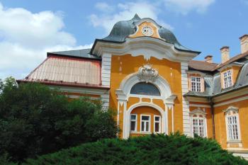 Západní pseudobarokní vstupní objet od jihu (© Dušan Dohňanský  07/2021)