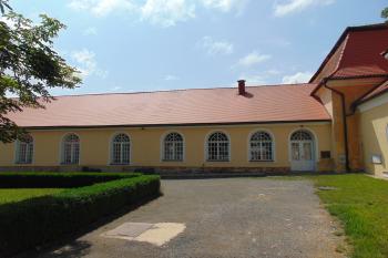 Bývallé stáje tvořící západní část hospodářského dvora (© Dušan Dohňanský  07/2021)